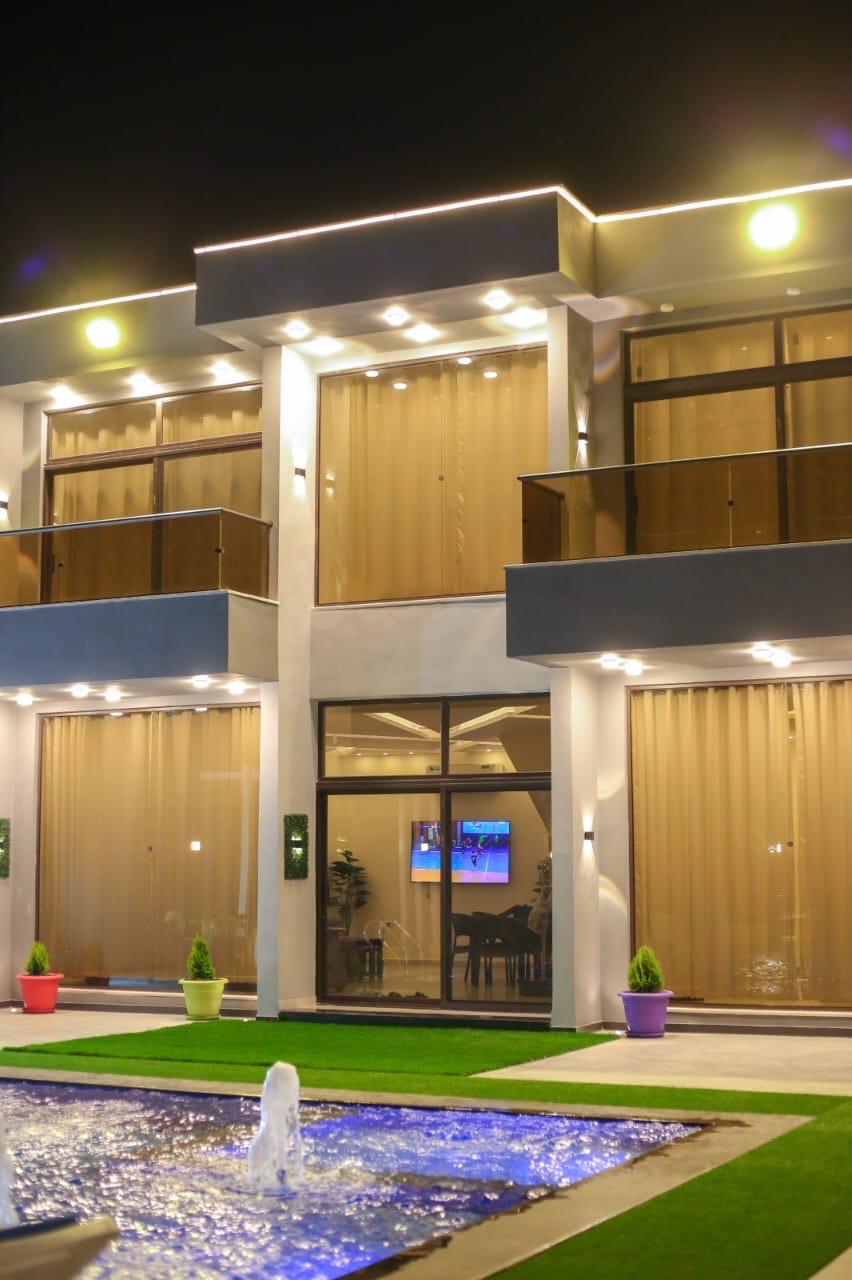 الواجهة الخارجية ليلاً مع المسبح