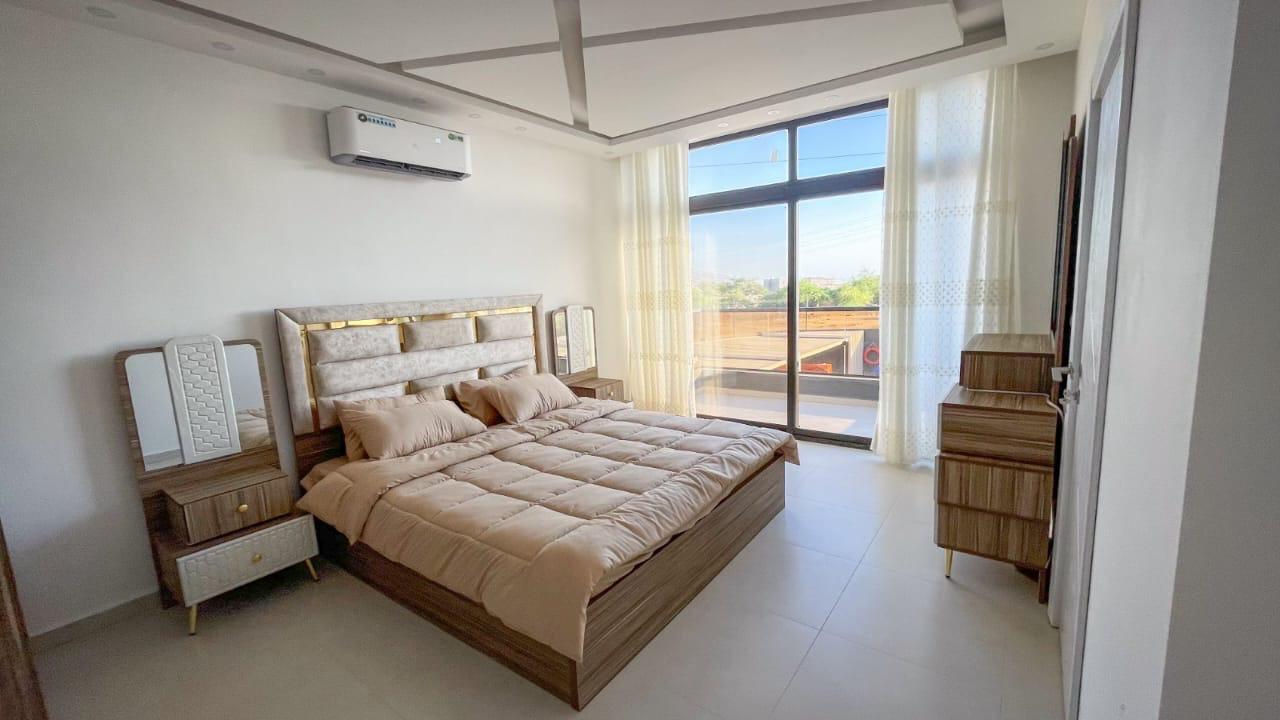 غرفة الماستر مع البلكونة