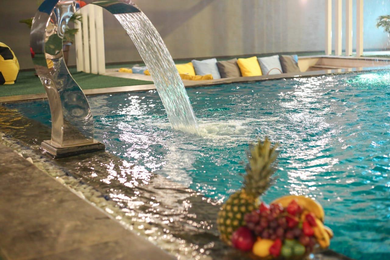 شلال المسبح مع الفواكه