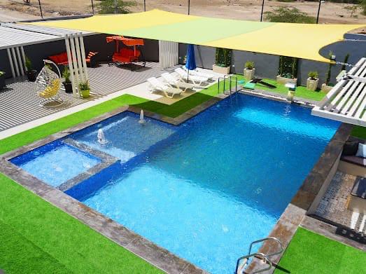 المسبح من الأعلى نهاراً