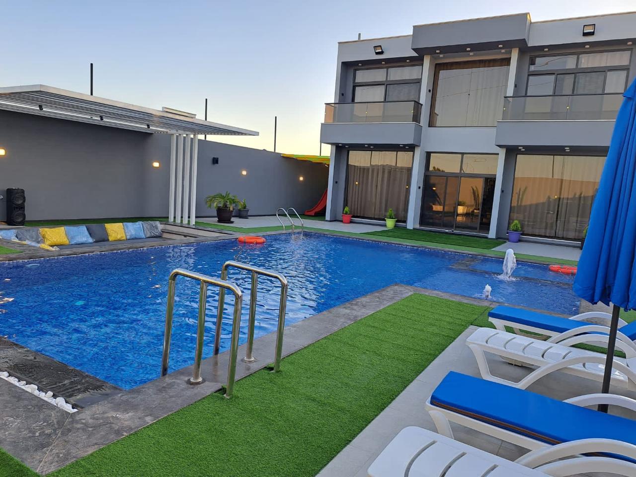 الفيلا والمنطقة الخارجية عند الغروب