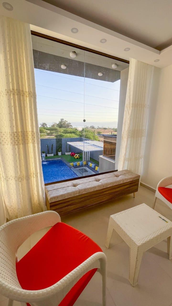 البلكونة والإطلالة على المسبح