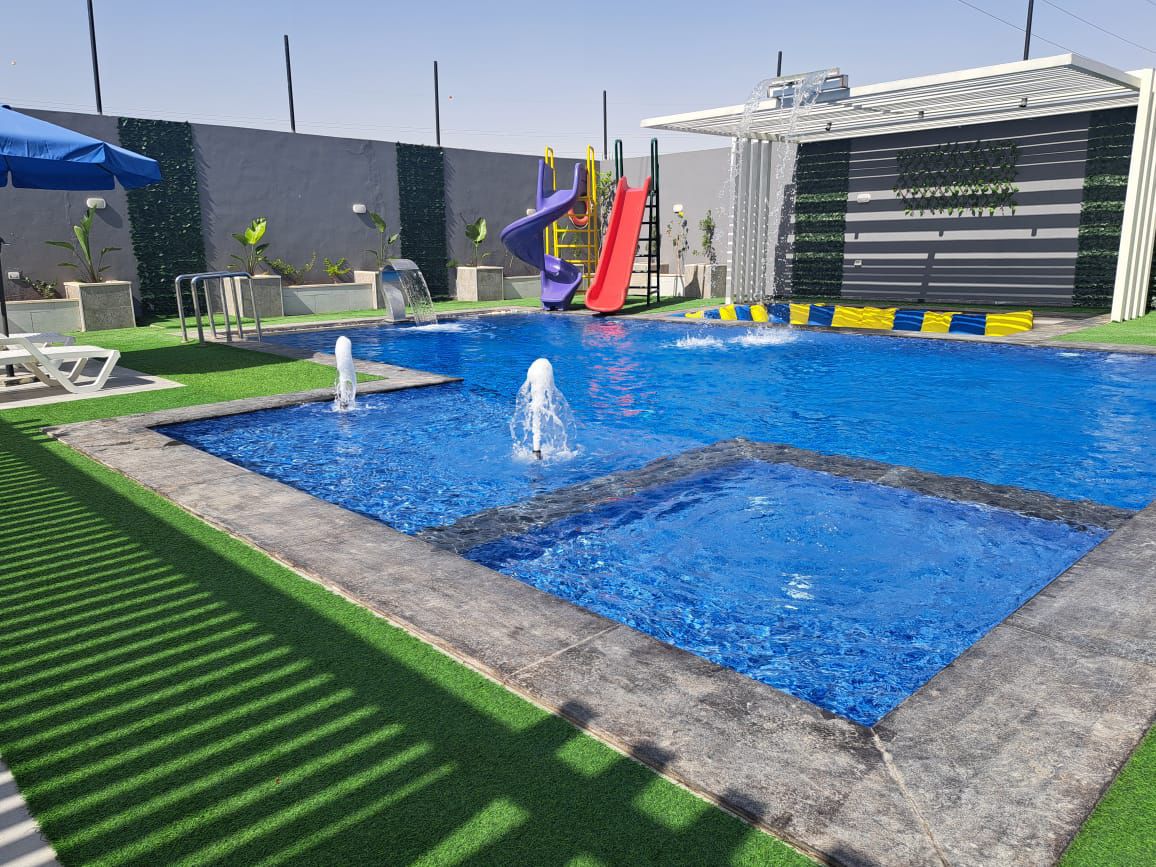 زلاقات المياه للأطفال ومنطقة المسبح