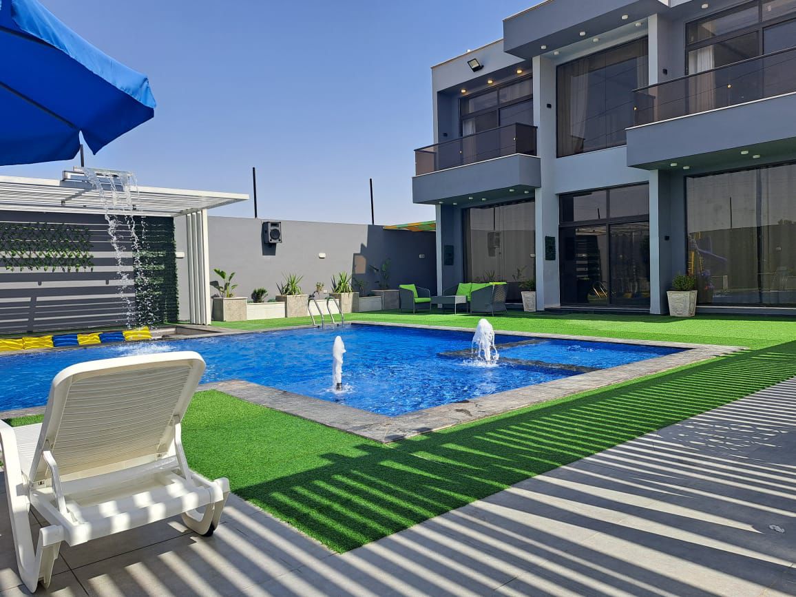 زاوية المسبح مع كرسي الاسترخاء