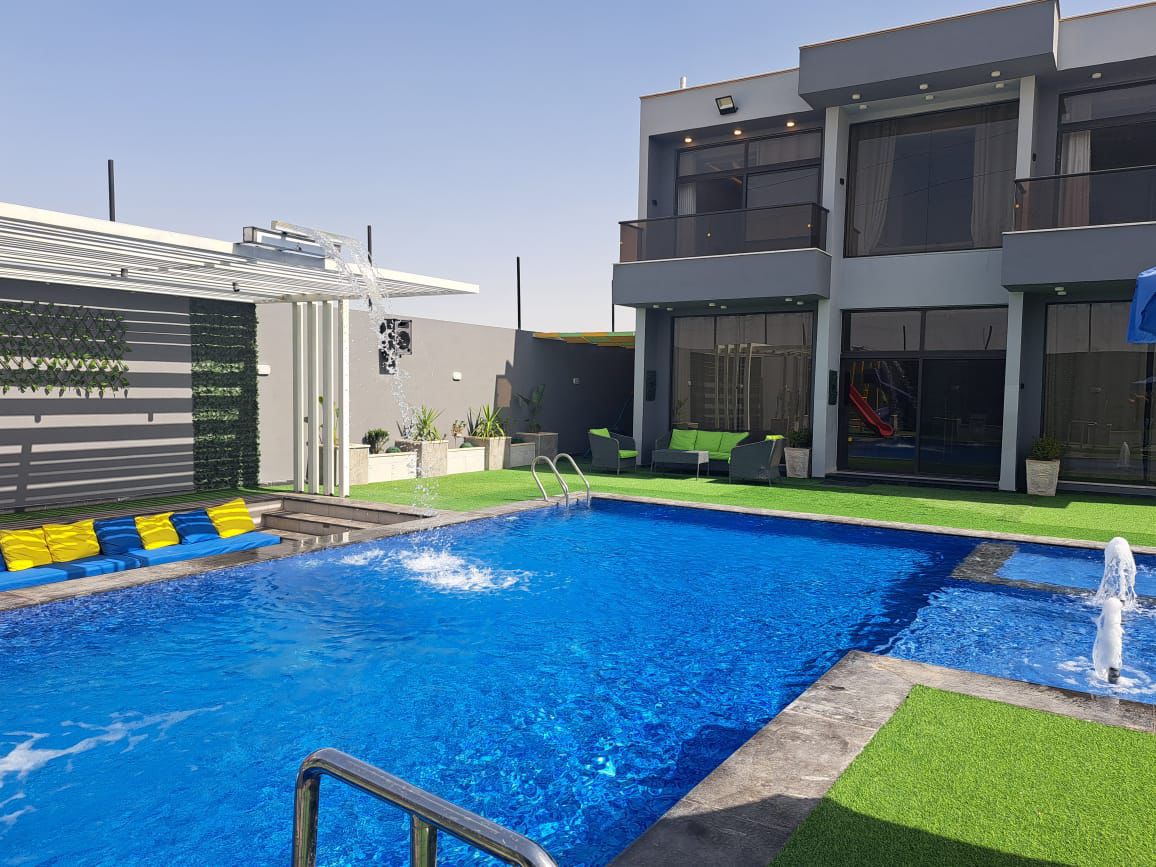 إطلالة واسعة على المسبح