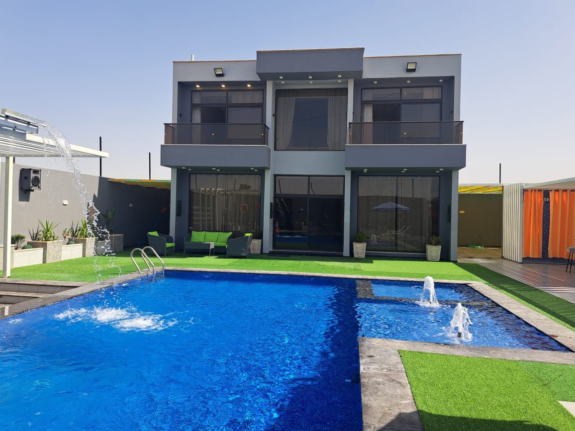 المسبح — إطلالة أمامية واسعة