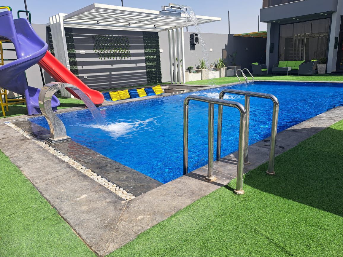 منطقة المسبح الواسعة مع الزلاقات والنافورات