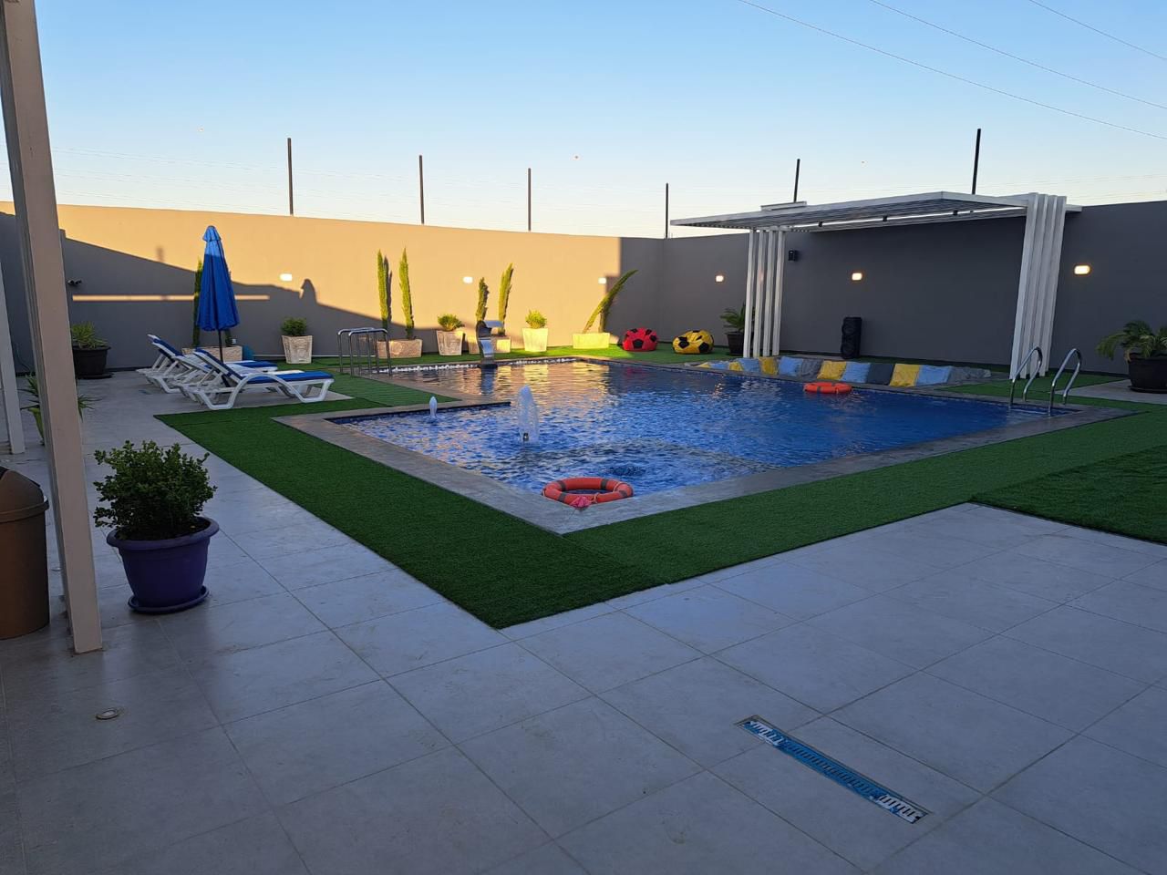 إطلالة عامة على المسبح عند الغروب