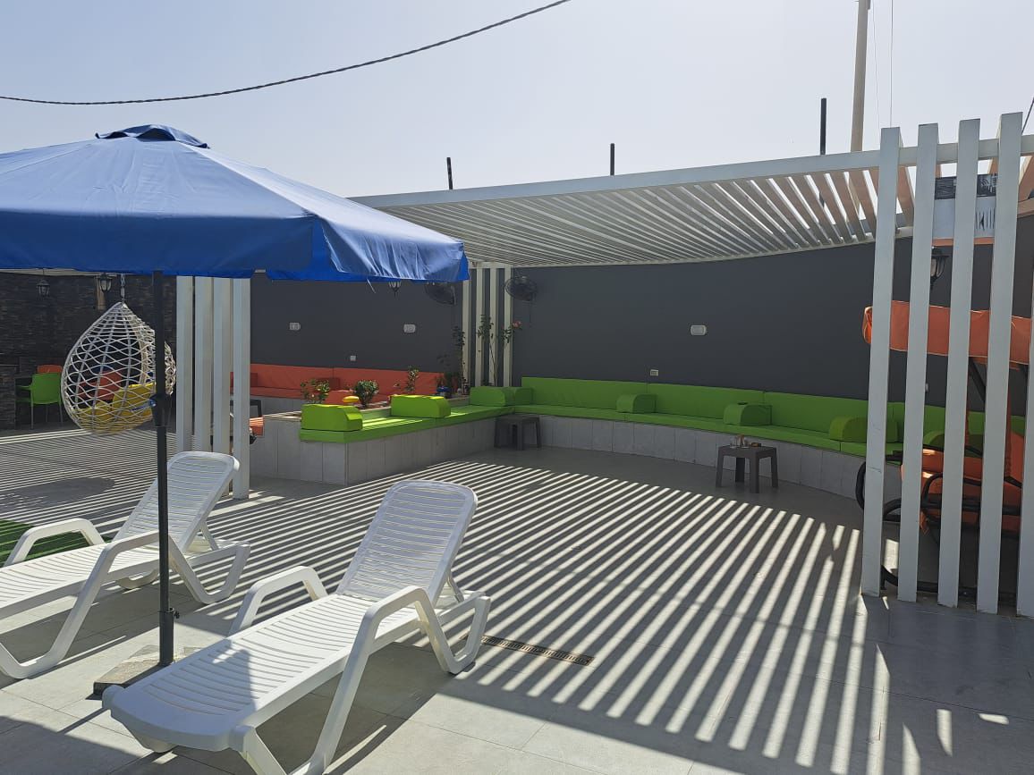 كراسي الاسترخاء تحت البرجولة