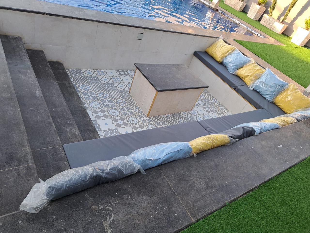 الاسترخاء المغمور بجانب المسبح